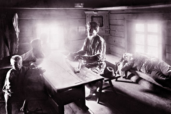 Jehkin Iivana soittaa kanneltaan Suistamon Muuannossa. Kuva I. K. Inha 1895.